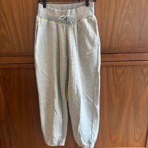 Women’s gray fleece jogger sweatpants from Nik